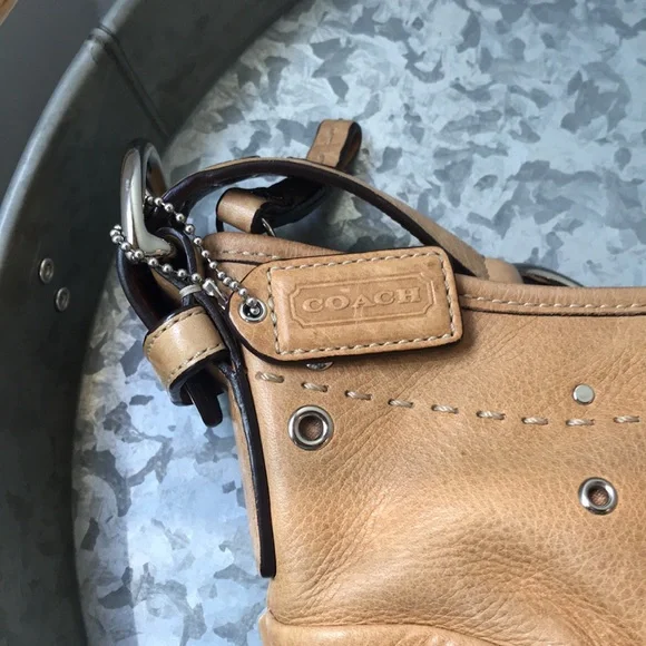 Vintage Coach Soho Tan Grommet Y2K Shoulder Bag - Picture 8 of 11